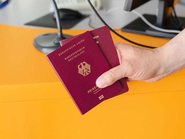 Auch Kinder unter zwölf Jahren brauchen neuerdings für Reisen in die meisten Nicht-EU-Länder einen regulären Reisepass.